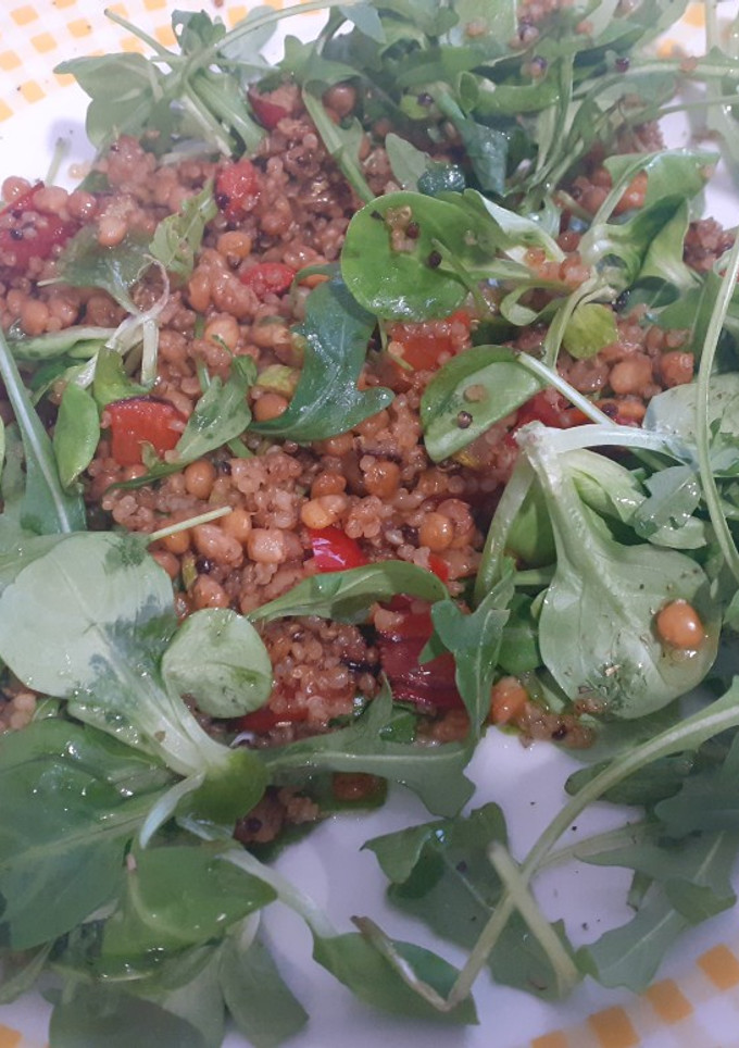 Una foto de Ensalada templada de lentejas, canónigos, calabacín y pimiento