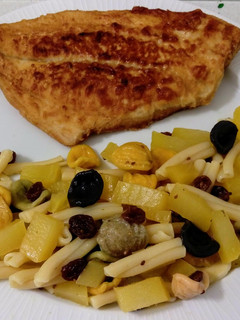 Una foto de Filetes de palometa fritos y mix de pasta salteado con mango, anís y pasas