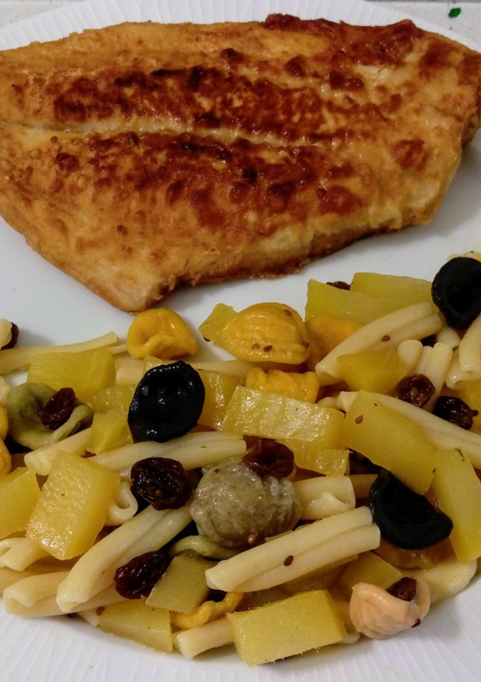Una foto de Filetes de palometa fritos y mix de pasta salteado con mango, anís y pasas