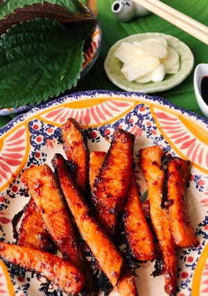 Hình của món Lườn Cá Hồi Teriyaki Nướng Cuốn Tỏi & Tía Tô.