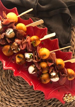 Una foto de Brochetitas de jamón, mozzarella y melón