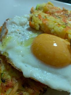 Una foto de Tortitas de patata y verdura con huevo🍳🥕🥔🧄