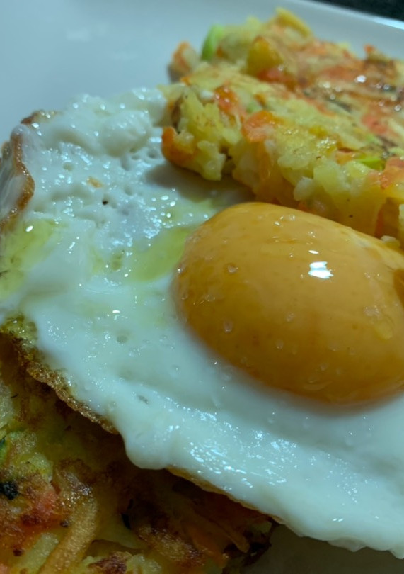 Una foto de Tortitas de patata y verdura con huevo🍳🥕🥔🧄