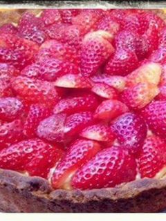 Una foto de Tarta de frutillas y crema pastelera 🍰