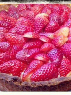 Una foto de Tarta de frutillas y crema pastelera 🍰