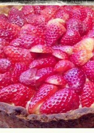 Una foto de Tarta de frutillas y crema pastelera 🍰