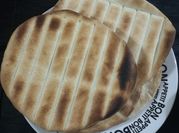Una foto de tortilla a la parrilla con grasa