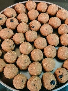 डिंकाचे लाडू (dinkache ladoo recipe in marathi) रेसिपी चे मुख्य फोटो