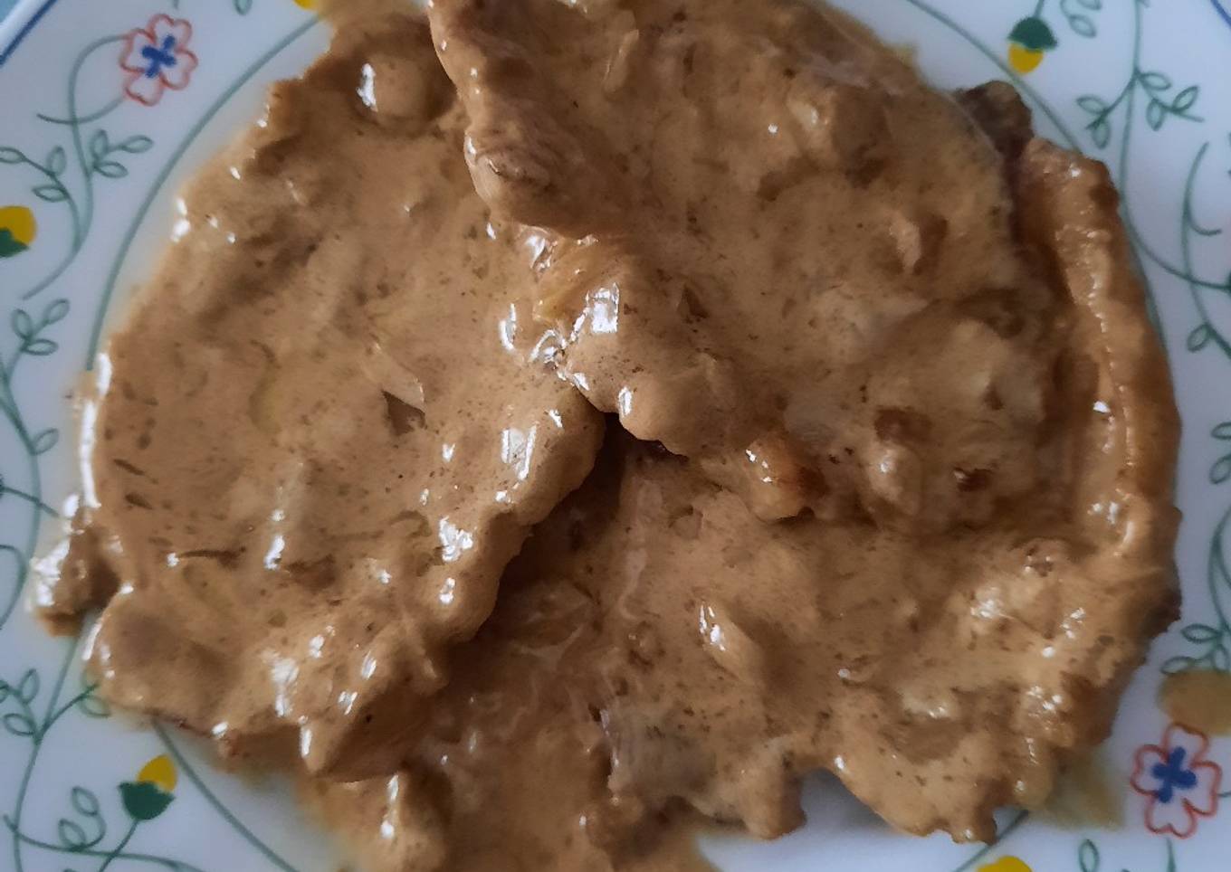 Cinta de lomo adobado al ajillo con salsa de vino y nata