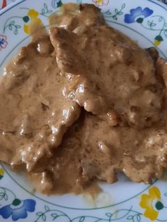 Una foto de Cinta de lomo adobado al ajillo con salsa de vino y nata