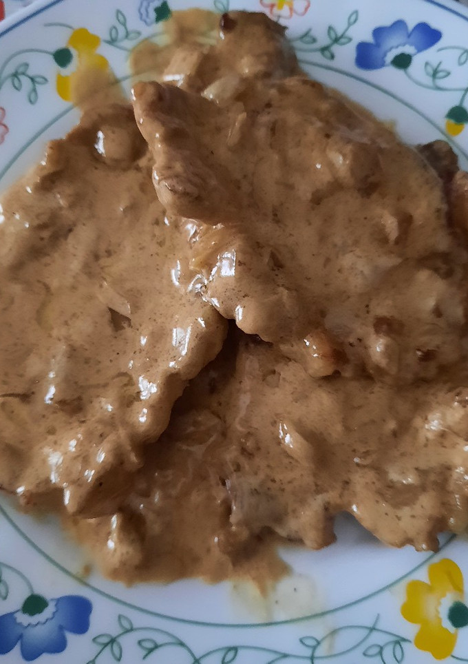 Una foto de Cinta de lomo adobado al ajillo con salsa de vino y nata