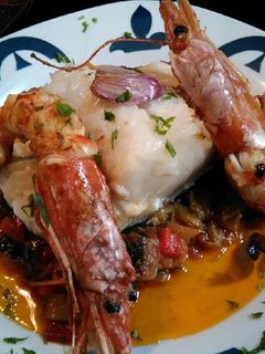 Una foto de Bacalao con Gambones, y cama de Sanfaina