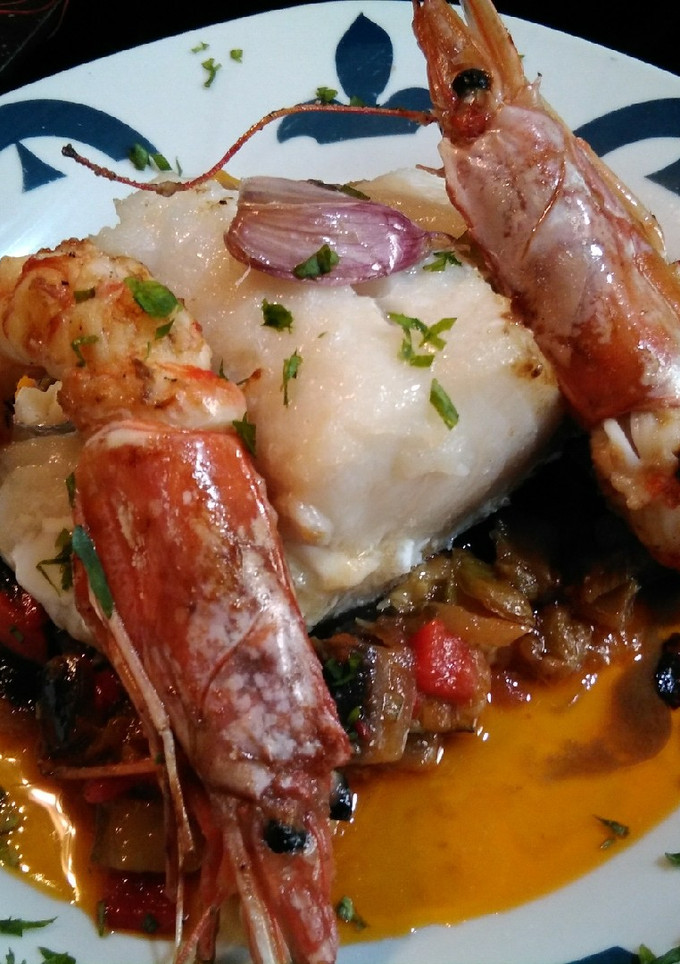 Una foto de Bacalao con Gambones, y cama de Sanfaina