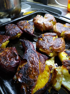 Una foto de Papas y boñatos aplastados al horno