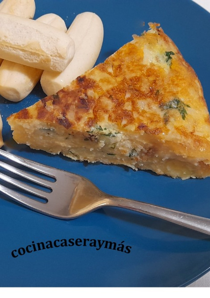 Una foto de Tortilla de patatas, puerro y perejil