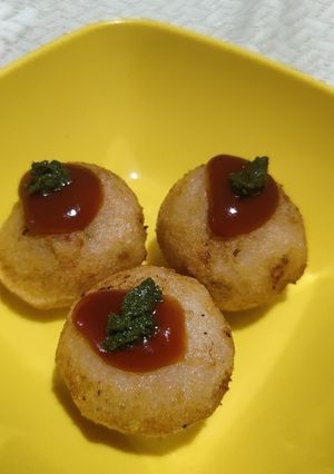 A picture of Chatpata rava balls.