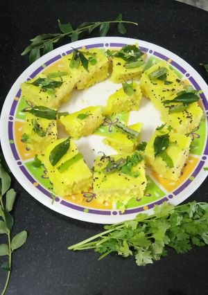 ખમણ ઢોકળા (Khaman Dhokla Recipe In Gujarati) રેસીપી મુખ્ય ફોટો