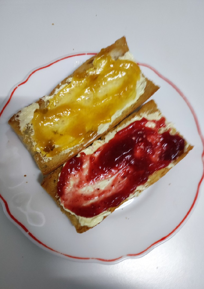 Una foto de Tostadas de pan crujiente, mantequilla y mermelada, en freidora de aire