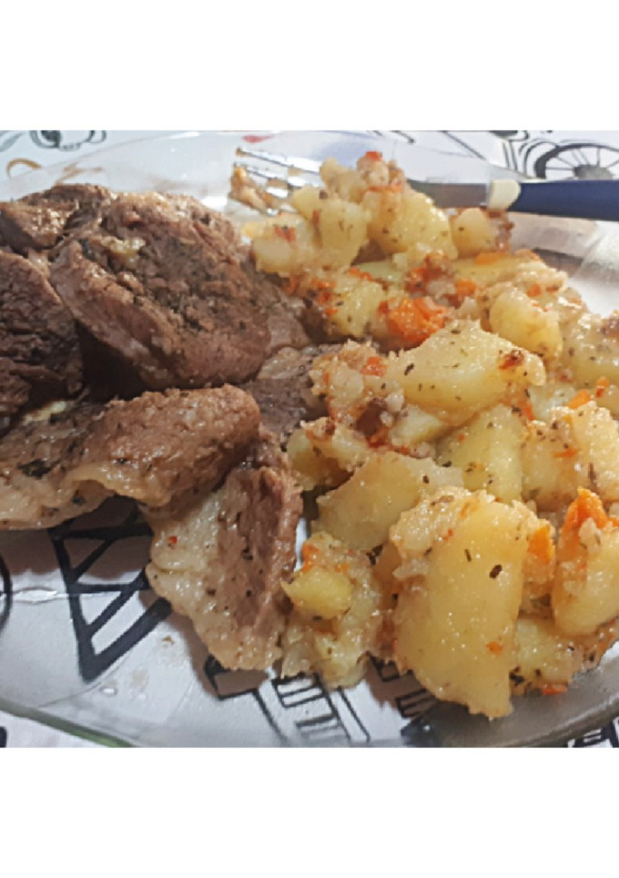 Una foto de Bife ancho con papas ♡