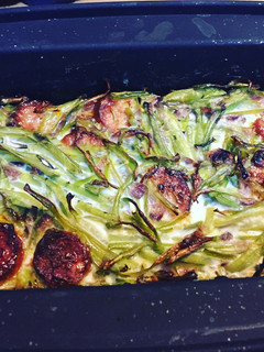 Una foto de *Tortilla al horno de porotos verdes y Longanizas. / Método Grez*