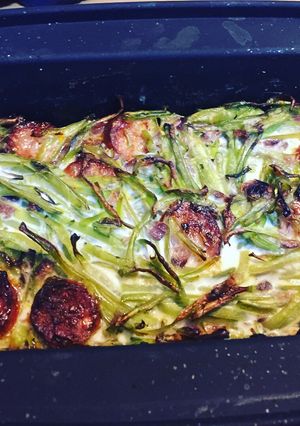 Una foto de *Tortilla al horno de porotos verdes y Longanizas. / Método Grez*
