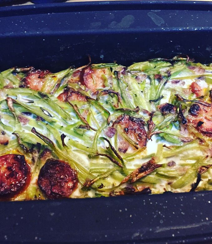 Una foto de *Tortilla al horno de porotos verdes y Longanizas. / Método Grez*