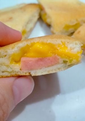Hình của món Pancakes mặn nhân xúc xích phô mai.