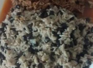 Una foto de Arroz con porotos negros y ropa vieja 🍲