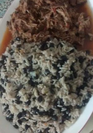 Una foto de Arroz con porotos negros y ropa vieja 🍲