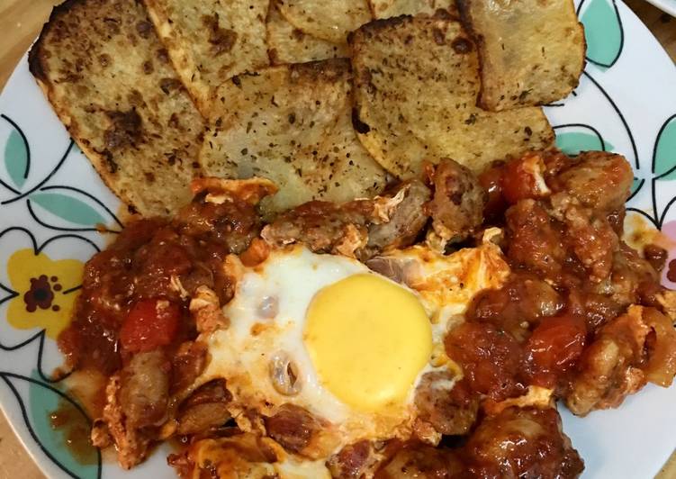 Butifarra Con Salsa De Tomate Picante, Huevos Y Patatas Al Horno Receta ...