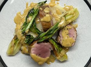 Foto di Filetto di maiale con purea di sedano rapa e mela verde e salsa alla senape