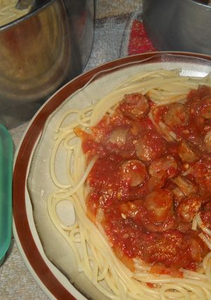 Una foto de Spaghetti con salsa de salchicha criolla