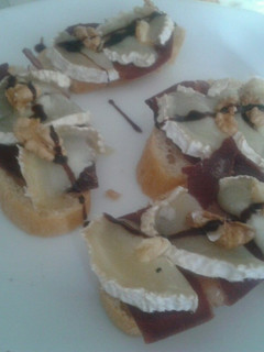 Una foto de Tosta de cecina con queso de cabra, nueces e hilo de crema de vinagre balsámico
