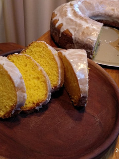 Una foto de Torta de zanahoria 🥕con glaseado de limón 🍋