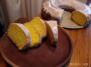 Una foto de Torta de zanahoria 🥕con glaseado de limón 🍋