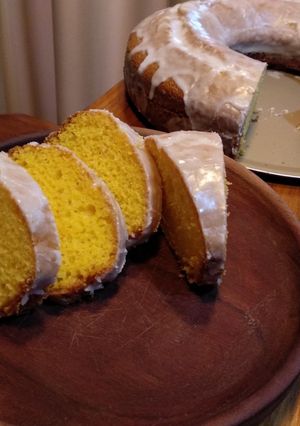 Una foto de Torta de zanahoria 🥕con glaseado de limón 🍋