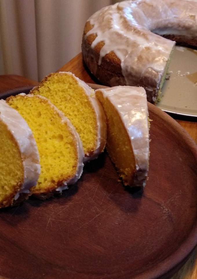 Una foto de Torta de zanahoria 🥕con glaseado de limón 🍋