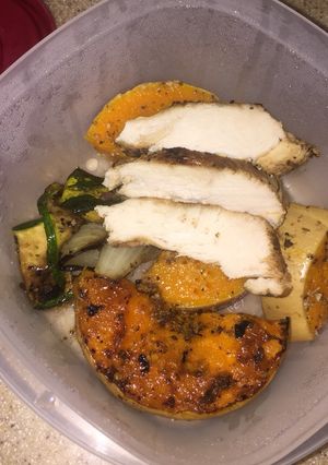 Una foto de Pollo y vegetales asados