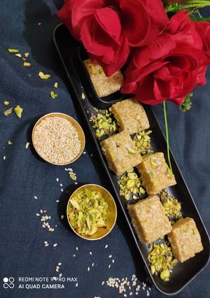 तिल मावा बर्फी (til mawa burfi recipe in Hindi) रेसिपी मुख्य फोटो