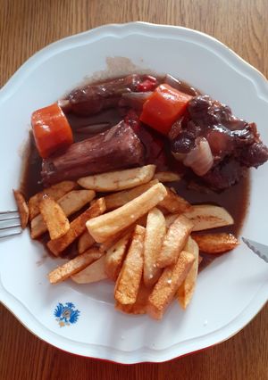 Foto principal de Rabo de ternera estofado con vino tinto y chocolate puro