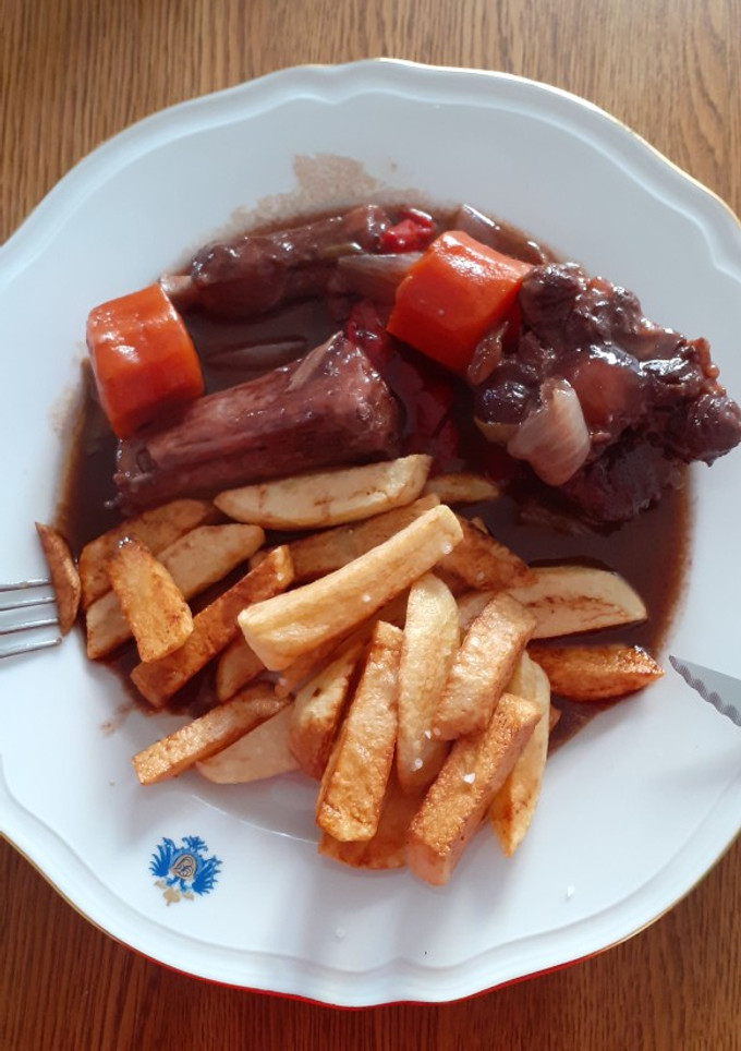 Una foto de Rabo de ternera estofado con vino tinto y chocolate puro