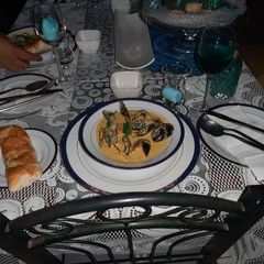 A picture of Indian spiced creamy mussels.