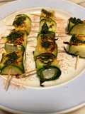 Involtini di zucchina e feta scottati con salsa menta e peperoncino o pepe rosa