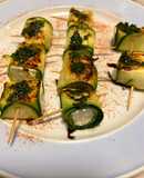 Involtini di zucchina e feta scottati con salsa menta e peperoncino o pepe rosa