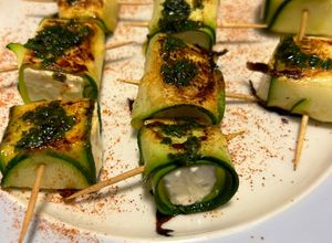 Foto di Involtini di zucchina e feta scottati con salsa menta e peperoncino o pepe rosa