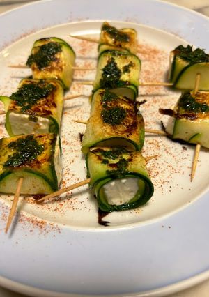 Foto di Involtini di zucchina e feta scottati con salsa menta e peperoncino o pepe rosa