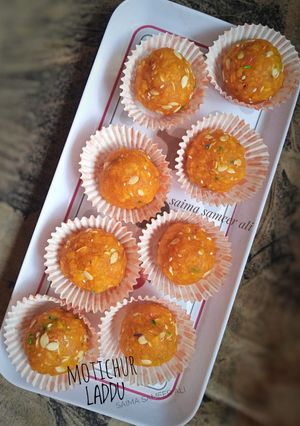 A picture of Motichur laddo/laddu.