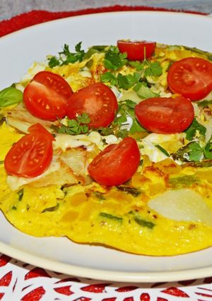 Zdjęcie przepisu Serowy omlet z ziemniakami, szparagami i papryką.