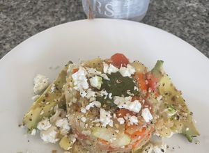 Una foto de Deliciosa 🥳Ensalada de quinoa, con aguacate y queso feta