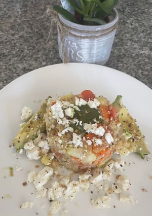 Una foto de Deliciosa 🥳Ensalada de quinoa, con aguacate y queso feta